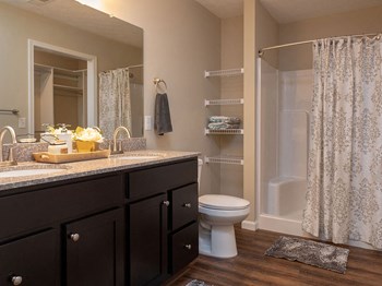 Monroe North Carolina Apartment Rentals Redwood Living Redwood Monroe Bathroom - Photo Gallery 3