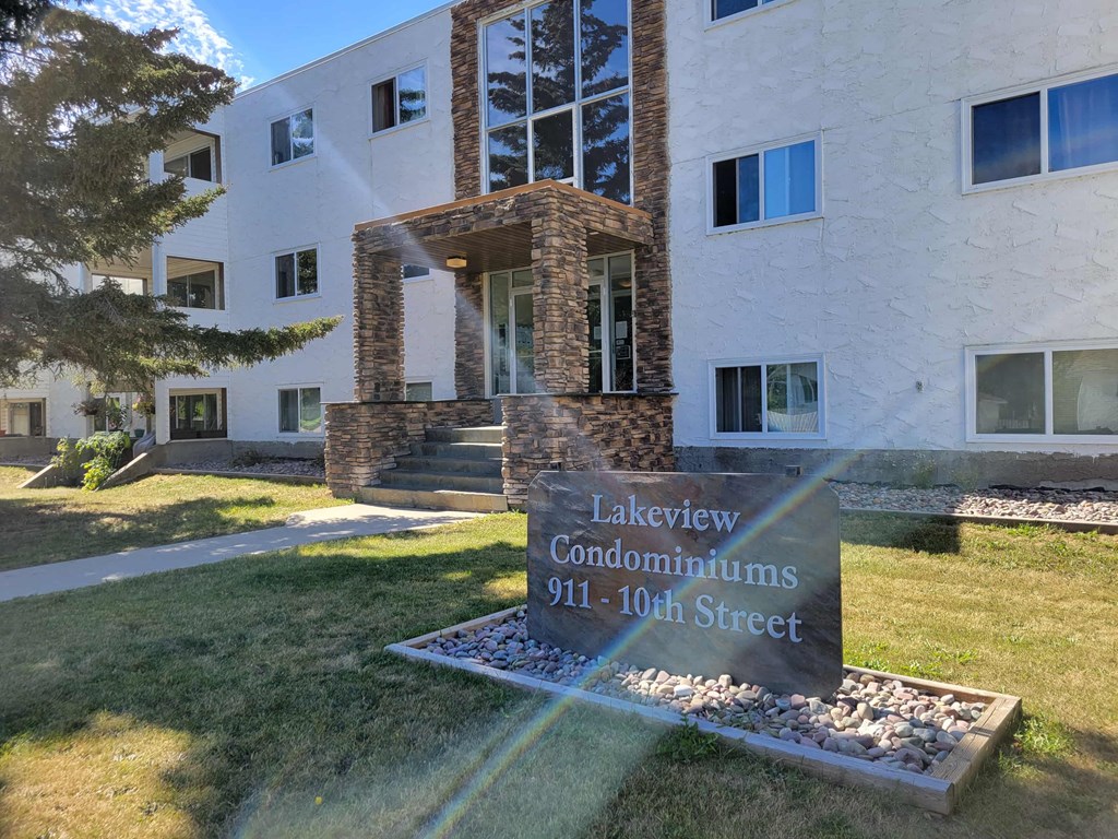 the front of the lakeview condominiums building at 601 10th street