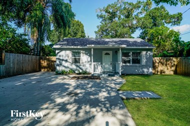 6809 N STERLING AVENUE 3 Beds Apartment for Rent