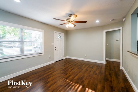6809 N STERLING AVENUE 3 Beds Apartment for Rent