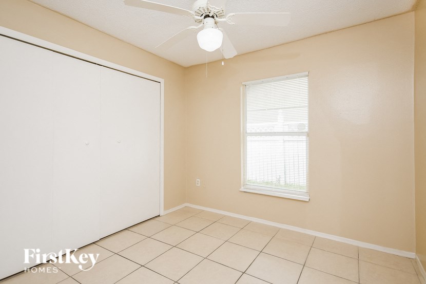 a empty room with a closet and a ceiling fan