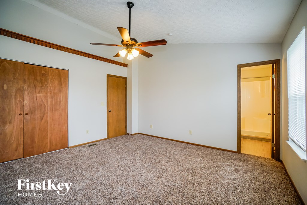 the master bedroom has a closet and a ceiling fan