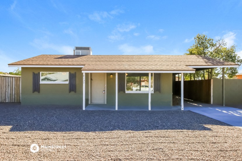 the view of the front of the house from the driveway
