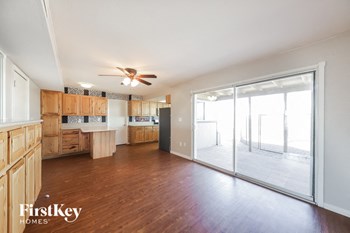 3526 W VOLTAIRE Avenue 3 Beds House for Rent - Photo Gallery 4