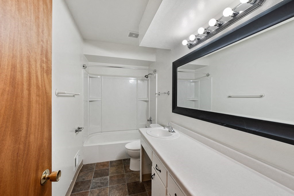 77th Street Townhomes Full Bathroom