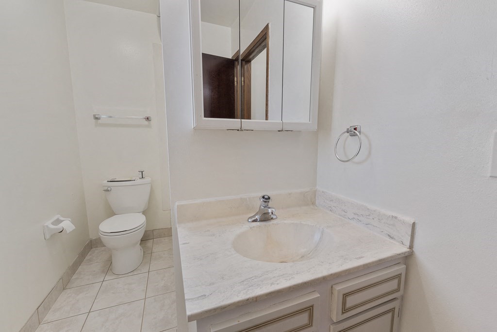 Townhomes of Valley Full Bathroom