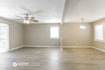 503 NE CASTLE DR 3 Beds House for Rent - Photo Gallery 7