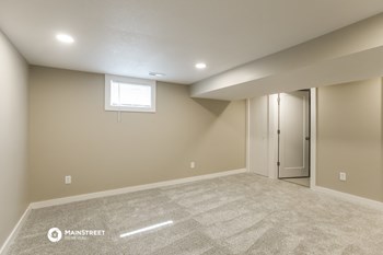 503 NE CASTLE DR 3 Beds House for Rent - Photo Gallery 9