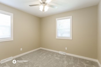503 NE CASTLE DR 3 Beds House for Rent - Photo Gallery 13