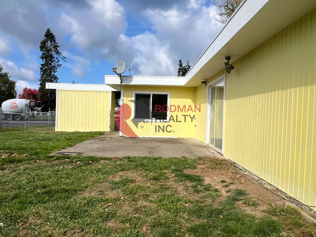 A yellow building with the words "Rodman Health" written on it.
