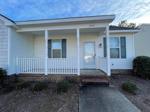A house with the number 1805 on the front porch.