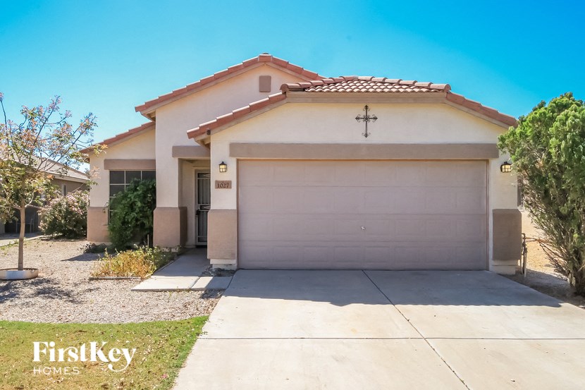 A house with a garage door that says 1002.