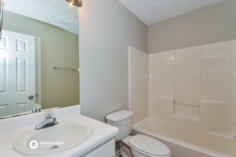 the preserve at ballantyne commons apartment bathroom with sink toilet and shower