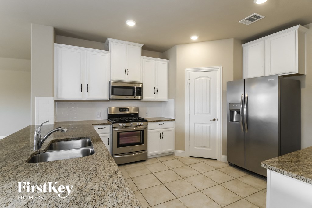 16209 Weymouth Drive Studio House for Rent - Photo Gallery 6