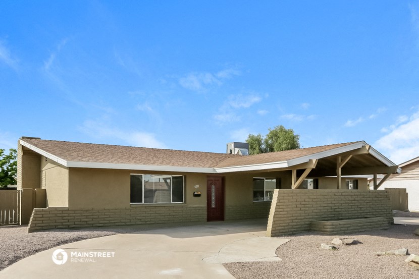 the view of the front of the house from the driveway