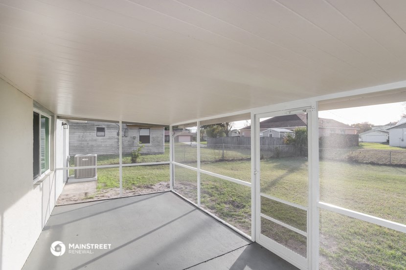 a view of the screened in porch of a manufactured home