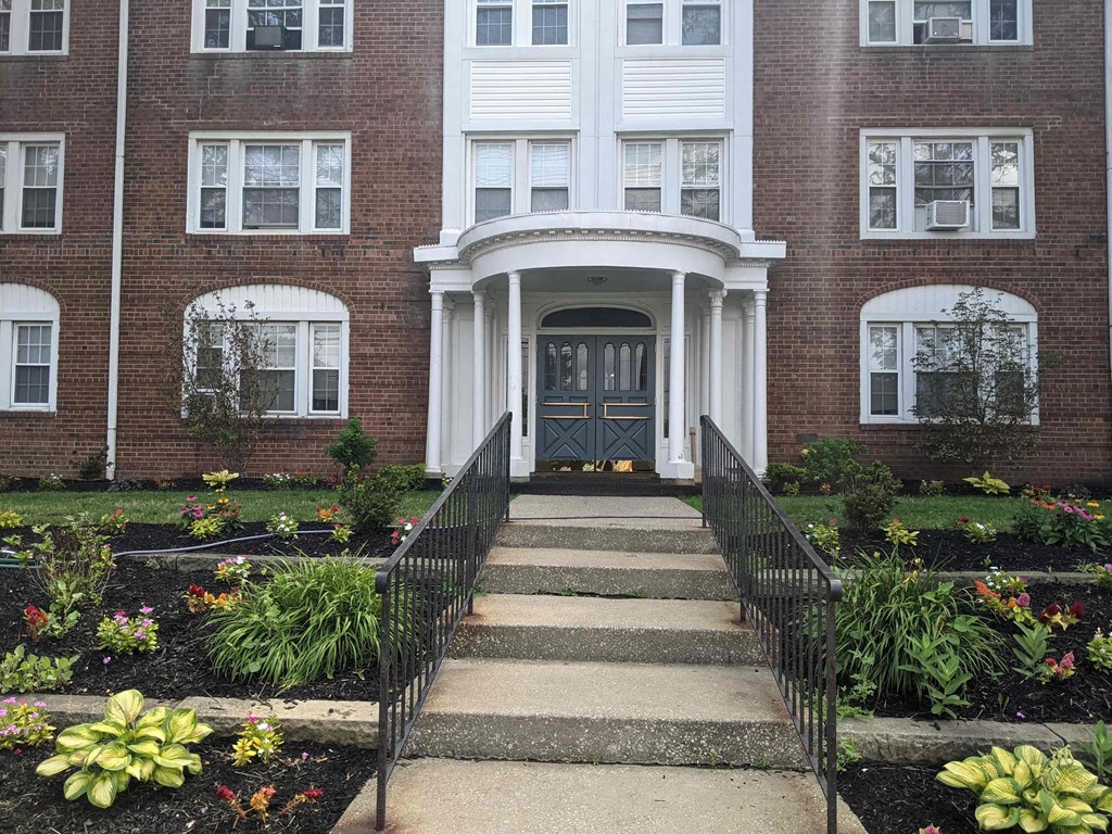 Golfview Manor Apartments, 3363 Warrensville Center Road, Shaker