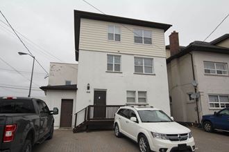 166-168 Pine St 3 Beds Apartment for Rent