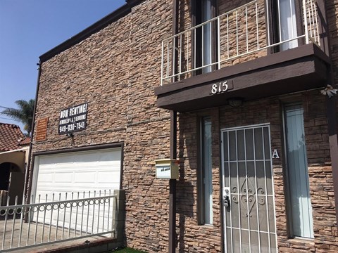 A brick building with the number 815 on the top.