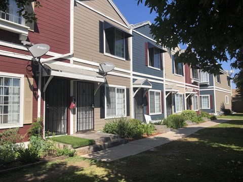 1985 Pomona Ave 2 Beds Apartment for Rent