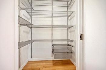 1136 Pearl Street 1-2 Beds Apartment for Rent - Photo Gallery 6