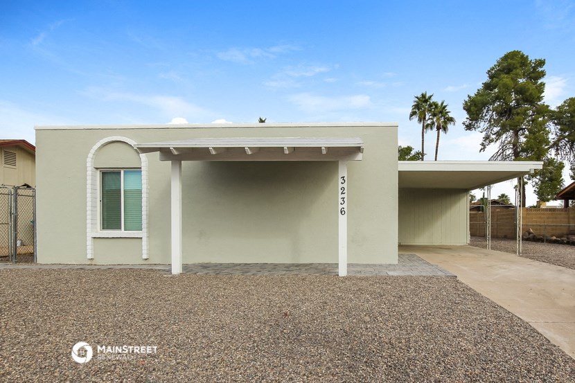 the view of the front of the house from the driveway