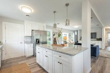 Open kitchen with island and pendant lighting - Photo Gallery 5