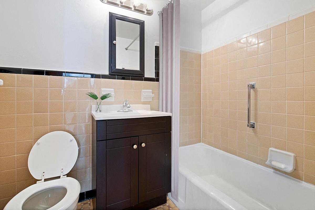 Lee Manor in Denver, CO. Bathroom.