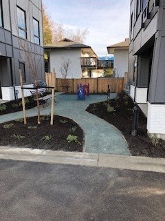 a sidewalk in front of an apartment building