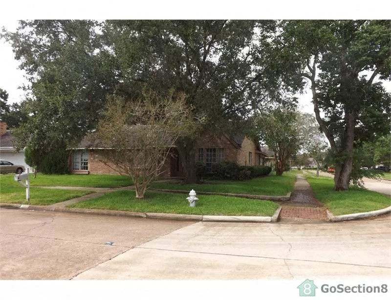 A house with a driveway and a mailbox in front.
