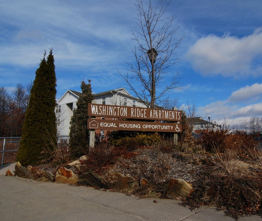 the sign ride apartments at the entrance of the park