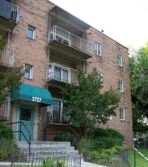 A building with the number 2727 on it.