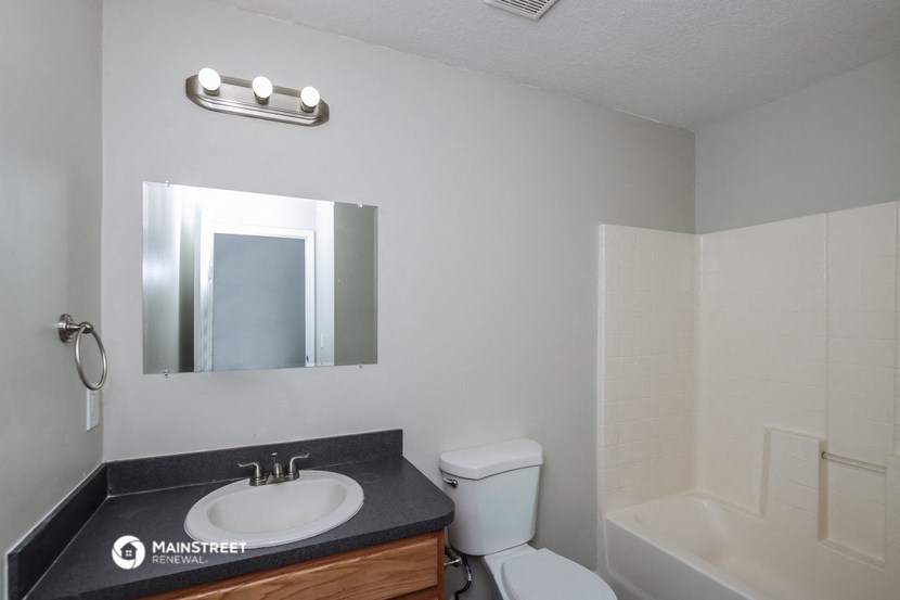 the preserve at ballantyne commons apartment bathroom with sink toilet and tub