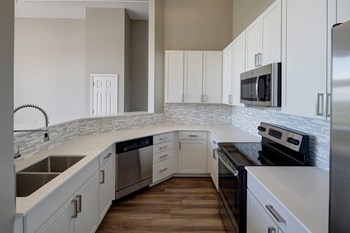 2720 S. Highland Ave 1-3 Beds Apartment for Rent - Photo Gallery 2