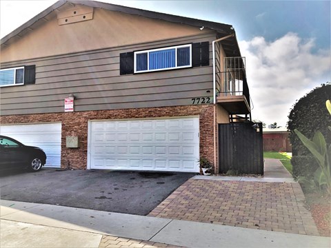 A house with the number 7722 on it.