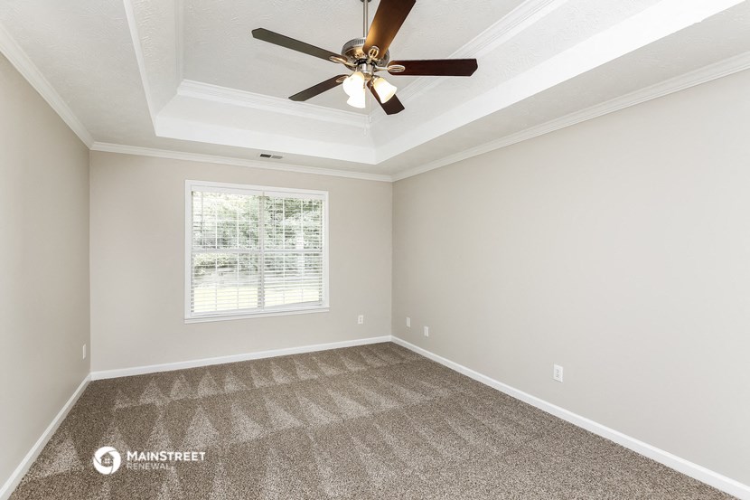 the ceilings in this room are painted white and have a ceiling fan