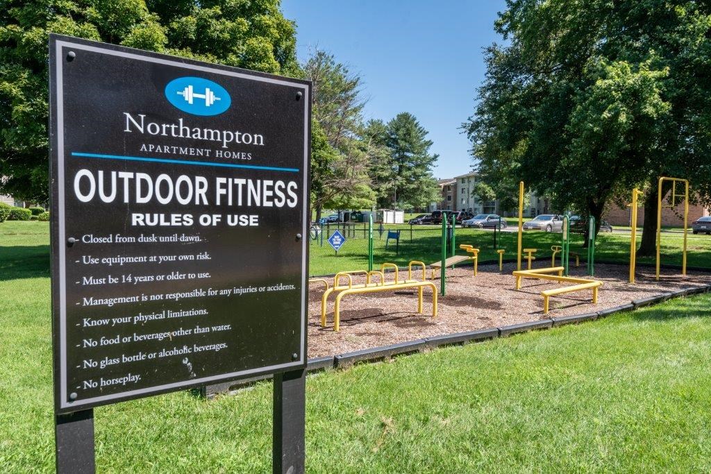 a sign that says outdoor fitness rules of use in a park