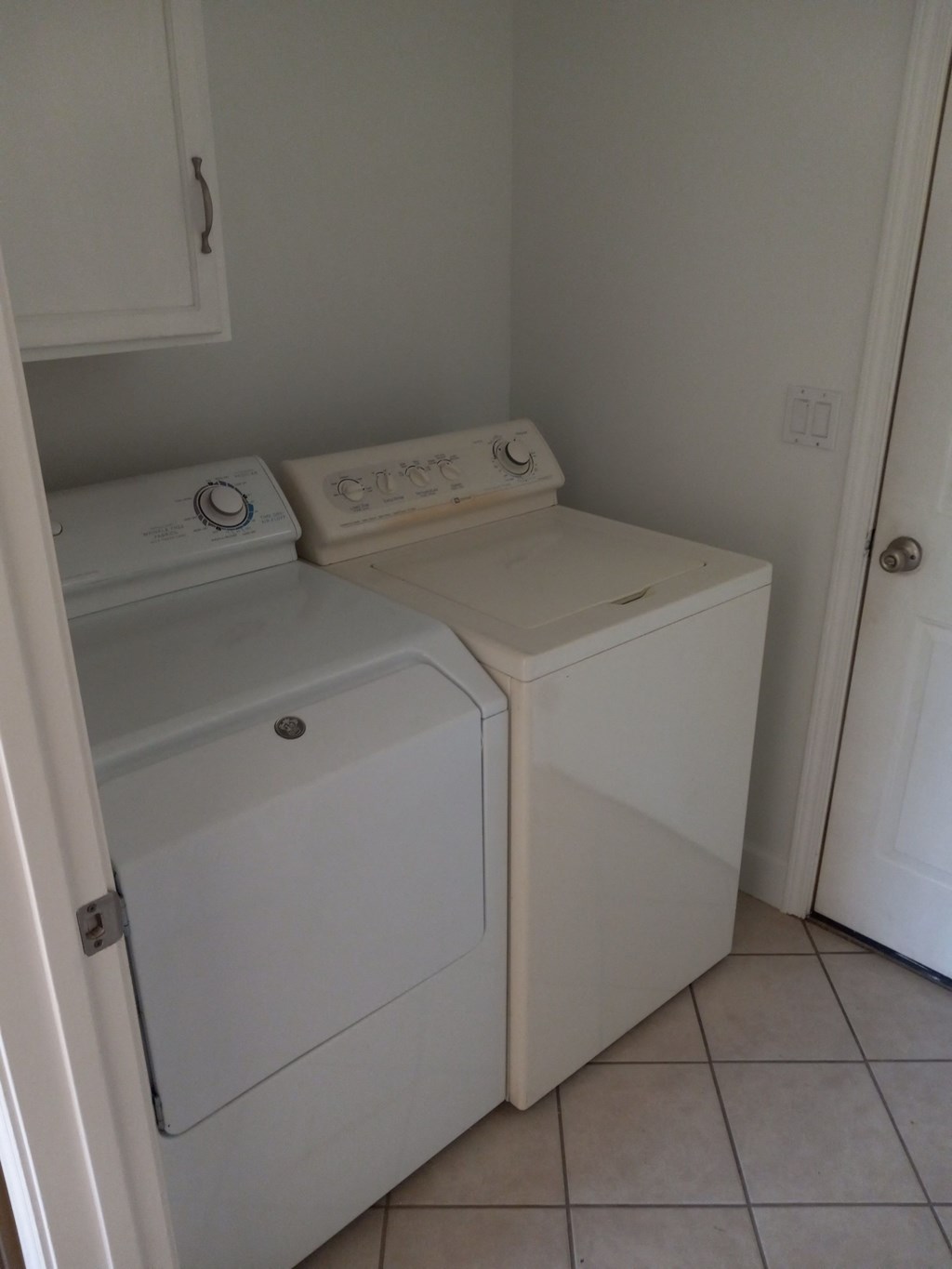 the laundry room is equipped with a washer and dryer