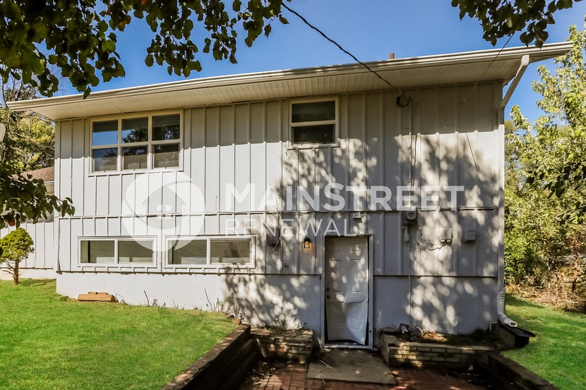 a side view of a white house with the words instreet wall