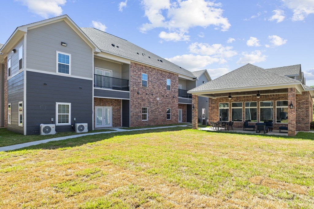 the preserve at ballantyne commons yard and exterior of apartments