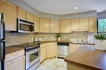 3635 East 43rd Street Studio-2 Beds Apartment for Rent - Photo Gallery 14