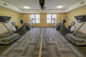 3635 East 43rd Street Studio-2 Beds Apartment for Rent - Photo Gallery 22