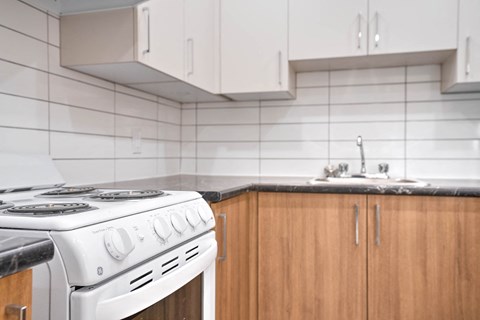 2425 Avenue Madison Studio-2 Beds Apartment for Rent - Photo Gallery 4