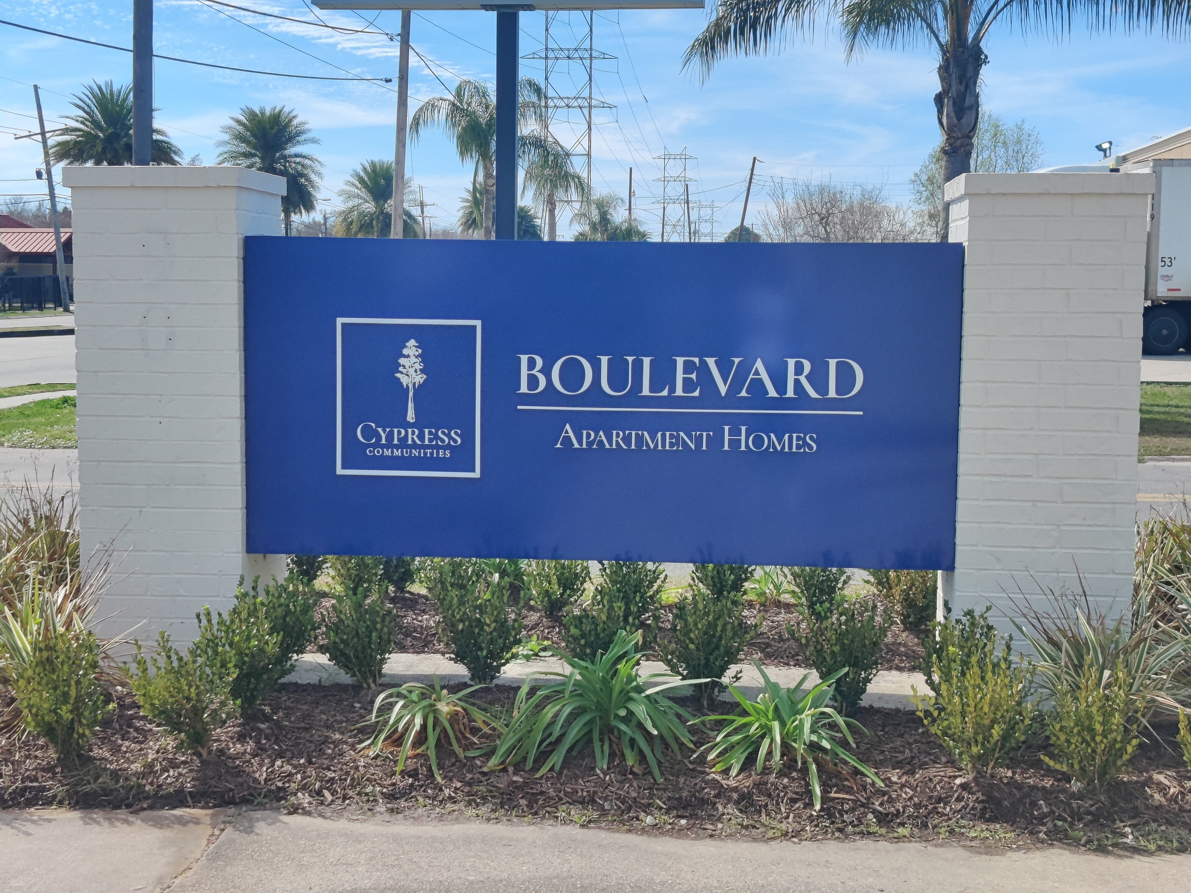 the sign at the entrance to boulevard apartment homes