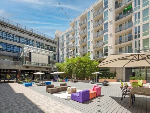 Exerior courtyard The Hub at Idea1 Apartments in in San Diego CA