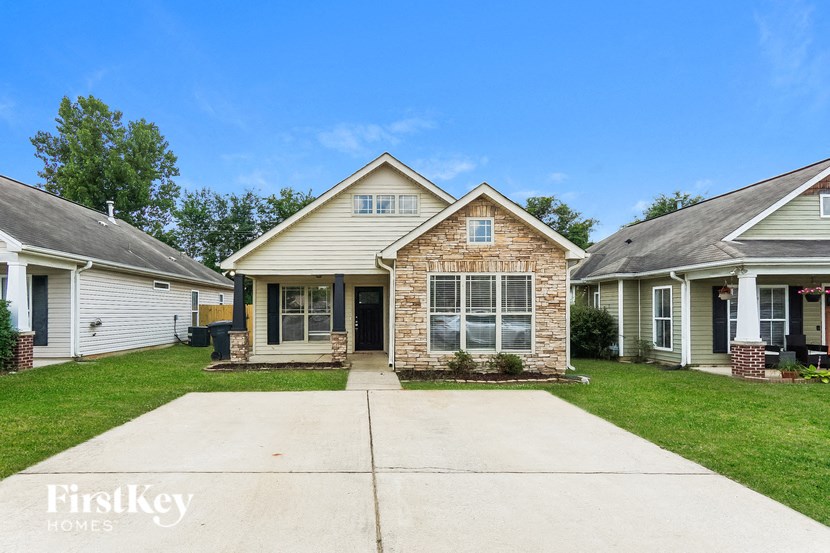 A house with a front yard and a driveway.