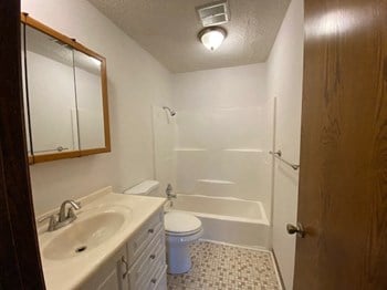 525 6th Ave North 1-2 Beds Apartment for Rent - Photo Gallery 6