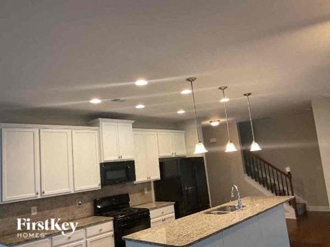 77 Pine Hill Court 6 Beds Apartment for Rent