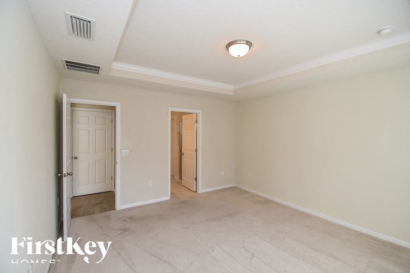 A room with a carpeted floor and a ceiling light.