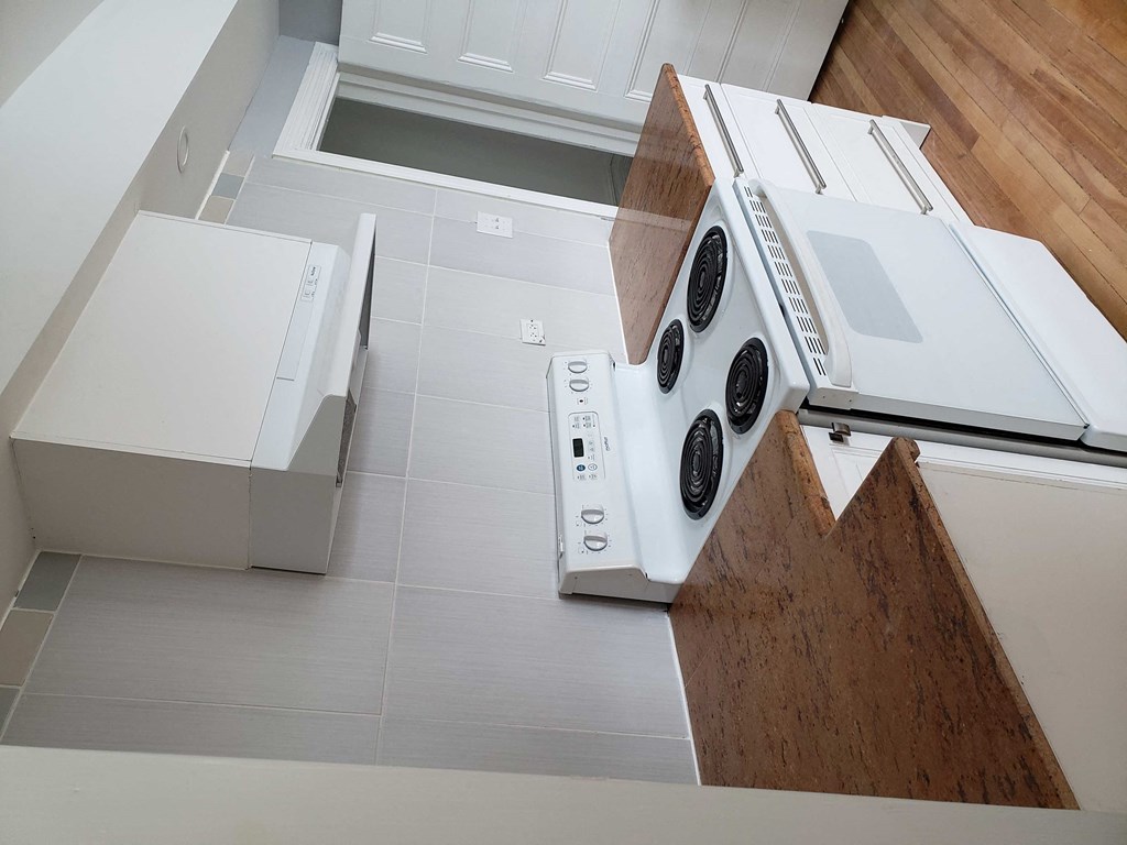 a stove top oven sitting on top of a kitchen counter